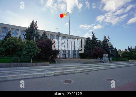 Chisinau, Moldawien. Oktober 2024. Panoramablick auf das Regierungsgebäude Moldawiens im Stadtzentrum Stockfoto