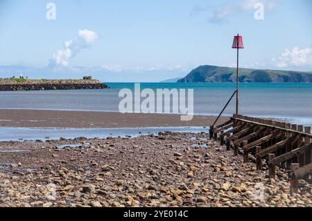 Der Blick über die Fishguard Bay nach Dinas Head an der walisischen Pembrokeshire Coast. Stockfoto