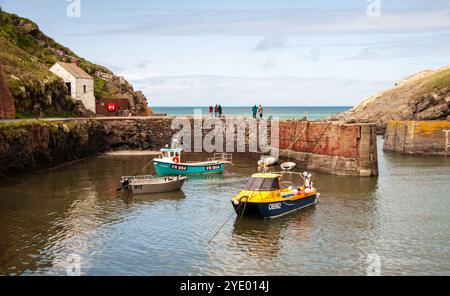 Porthgain, Wales, Großbritannien - 19. Mai 2009: Fischerboote legen im Porthgain Harbour im Pembrokeshire Coast National Park in West Wales an. Stockfoto