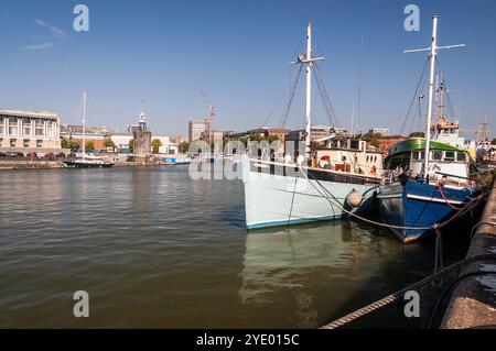 Traditionelle Boote liegen im schwimmenden Hafen von Bristol. Stockfoto