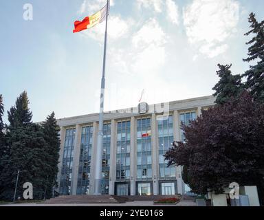 Chisinau, Moldawien. Oktober 2024. Panoramablick auf das Regierungsgebäude Moldawiens im Stadtzentrum Stockfoto