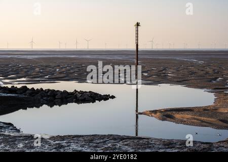 Windturbinen der Burbo Bank Offshire Wind Farm füllen den Blick auf die Liverpool Bay von Hoylake auf der englischen Wirral Peninsula aus. Stockfoto