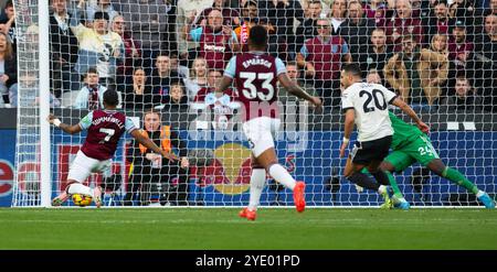 London, Großbritannien. Oktober 2024. Crysencio Summerville von West Ham United erzielt seinen Teams das 1. Tor. Premier League Spiel, West Ham Utd gegen Manchester Utd im London Stadium, Queen Elizabeth Olympic Park, am Sonntag, den 27. Oktober 2024. Dieses Bild darf nur für redaktionelle Zwecke verwendet werden. Foto nur für redaktionelle Verwendung von Sandra Mailer/Andrew Orchard Sportfotografie/Alamy Live News Credit: Andrew Orchard Sportfotografie/Alamy Live News Stockfoto