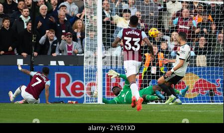 London, Großbritannien. Oktober 2024. Crysencio Summerville von West Ham United erzielt seinen Teams das 1. Tor. Premier League Spiel, West Ham Utd gegen Manchester Utd im London Stadium, Queen Elizabeth Olympic Park, am Sonntag, den 27. Oktober 2024. Dieses Bild darf nur für redaktionelle Zwecke verwendet werden. Foto nur für redaktionelle Verwendung von Sandra Mailer/Andrew Orchard Sportfotografie/Alamy Live News Credit: Andrew Orchard Sportfotografie/Alamy Live News Stockfoto