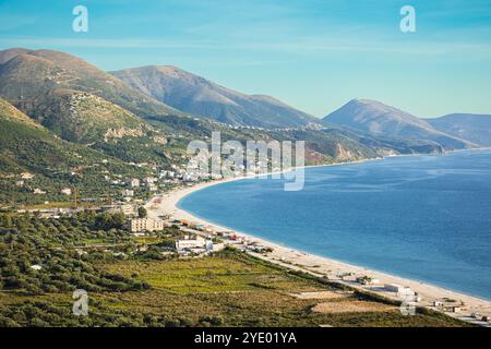 7 km langer Strand im Dorf Borsh, Albanien im Sommer 2023. Größter Strand im Süden Albaniens mit klarem Wasser. Strand mit kristallklarem Wasser. Weiße St. Stockfoto