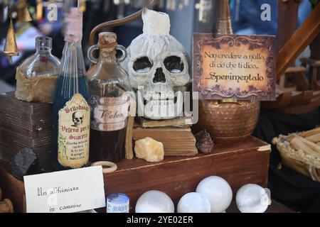 Schädel-Souvenir verkauft an einem Marktstand in Melfi, Basilicata - Italien Stockfoto