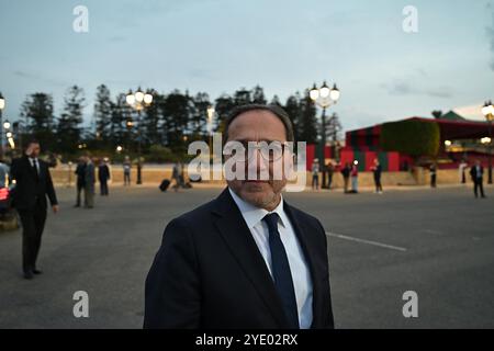 Rabat, Marokko. Oktober 2024. Faouzi Lamdaoui, Direktor der Afrika- und Nahostzone Veolias, empfängt am 28. Oktober 2024, am ersten Tag des Staatsbesuchs des französischen Präsidenten im Königreich Rabat, den französischen Präsidenten Emmanuel Macron auf dem Mechouar-Platz am Eingang des Königspalastes in Rabat, Marokko. Foto: Ammar Abd Rabbo/ABACAPRESS. COM Credit: Abaca Press/Alamy Live News Stockfoto