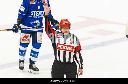 Villingen-Schwenningen, Deutschland, 29. September 2024: #9 Martin Frano, Chefschiedsrichter im Penny DEL. (Foto: Andreas Haas/dieBildmanufaktur) Stockfoto