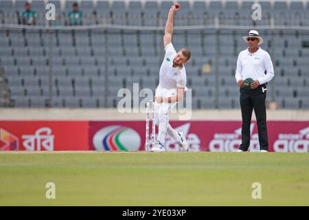 Wiaan Mulder Bowl während des 4. Testtages in Bangladesch und Südafrika im Sher-e-Bangla National Cricket Stadium in Mirpur, Dhaka, Bangladesch, Oktober Stockfoto