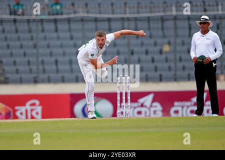 Wiaan Mulder Bowl während des 4. Testtages in Bangladesch und Südafrika im Sher-e-Bangla National Cricket Stadium in Mirpur, Dhaka, Bangladesch, Oktober Stockfoto