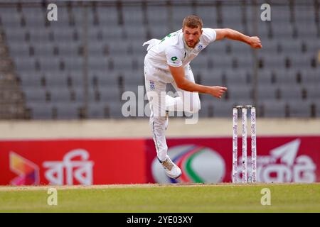 Wiaan Mulder Bowl während des 4. Testtages in Bangladesch und Südafrika im Sher-e-Bangla National Cricket Stadium in Mirpur, Dhaka, Bangladesch, Oktober Stockfoto