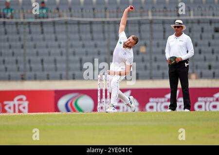 Wiaan Mulder Bowl während des 4. Testtages in Bangladesch und Südafrika im Sher-e-Bangla National Cricket Stadium in Mirpur, Dhaka, Bangladesch, Oktober Stockfoto