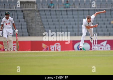 Wiaan Mulder Bowl während des 4. Testtages in Bangladesch und Südafrika im Sher-e-Bangla National Cricket Stadium in Mirpur, Dhaka, Bangladesch, Oktober Stockfoto