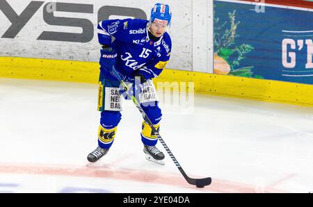 Kloten, Schweiz, 5. Oktober 2024: #15 Miro Aaltonen, Stürmer EHC Kloten mit dem Puck. (Foto: Andreas Haas/dieBildmanufaktur) Stockfoto