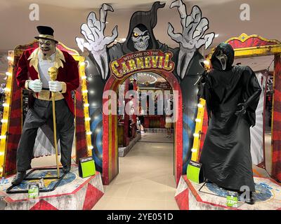 Toronto, Kanada. September 2024. Halloween-Dekorationen werden in einem Geschäft zur Vorbereitung auf Halloween am 27. September 2024 in Toronto, Ontario, Kanada, ausgestellt. (Foto: Creative Touch Imaging Ltd./NurPhoto) Credit: NurPhoto SRL/Alamy Live News Stockfoto