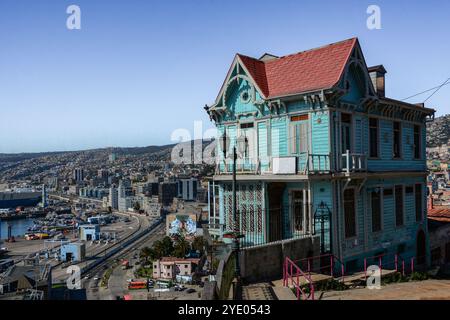 Wunderschöne Landschaft von Valparaiso vom Aussichtspunkt Paseo 21 de Mayo, Cerro Artilleria. Neben der Standseilbahn mit Blick auf einen Teil von Valparaiso aus der Vogelperspektive Stockfoto