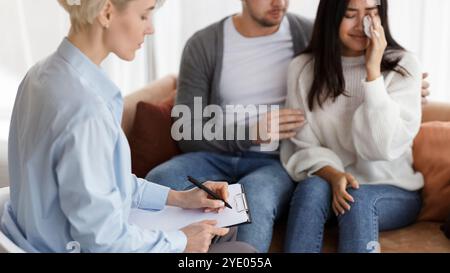 Ehemann Tröstet Die Weinende Ehefrau Während Der Sitzung Mit Dem Psychologen Im Amt Stockfoto