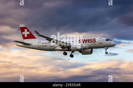 Zürich, Schweiz, 14. Juni 2024: Ein Swiss International Airlines Airbus A220-100 ist auf dem letzten Anflug auf die Start- und Landebahn 14 am Flughafen Zürich. Registrierung H Stockfoto
