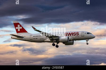 Zürich, Schweiz, 14. Juni 2024: Ein Swiss International Airlines Airbus A220-100 ist auf dem letzten Anflug auf die Start- und Landebahn 14 am Flughafen Zürich. Registrierung H Stockfoto