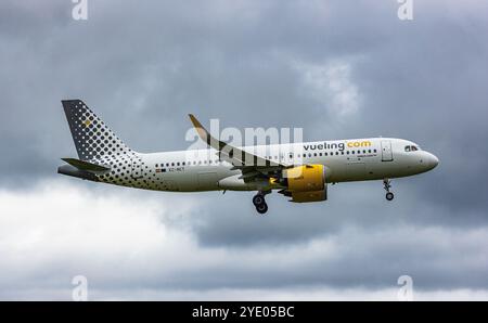 Zürich, Schweiz, 15. Juni 2024: Ein Airbus A320-271N (Airbus A320neo) von Vueling Airlines fährt in Richtung Flughafen Zürich. Registrierung EC-NCT. Stockfoto