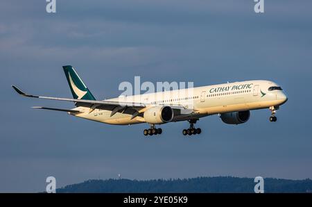 Zürich, Schweiz, 4. August 2024: Ein Cathay Pacific Airbus A350-1000 ist auf dem letzten Anflug zum Flughafen Zürich. Registrierung B-LXK. (Foto von Andreas Haa Stockfoto