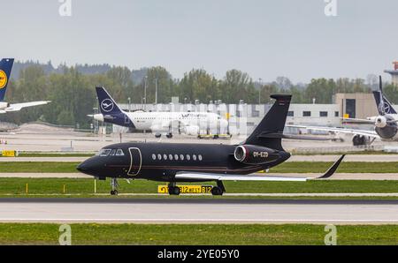 München, Deutschland, 9. April 2024: Ein Air Alsie Falcon 2000XLS Taxis zur Start- und Landebahn am Flughafen München. Registrierung OY-EZD. (Foto: Andreas Haas/dieBildm Stockfoto