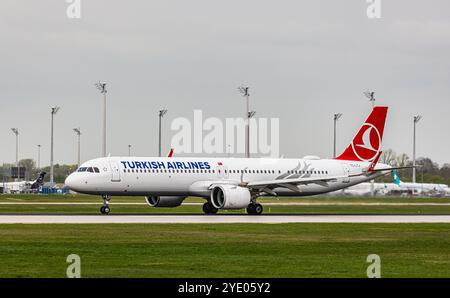 München, 9. April 2024: Ein Turkish Airlines Airbus A321-271NX (Airbus A321neo) startet von der Start- und Landebahn am Flughafen München. Registrierung TC-LTJ. Stockfoto