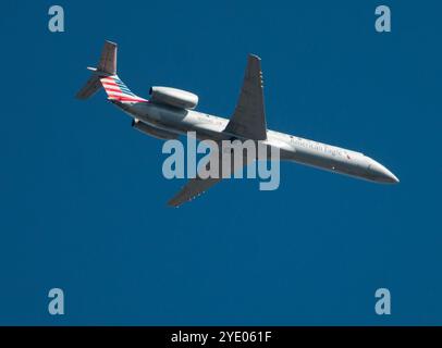 Ein Embraer ERJ 145, der von Piedmont Airlines für American Eagle betrieben wird, steigt in den Philadelphia International Airport ab. Stockfoto