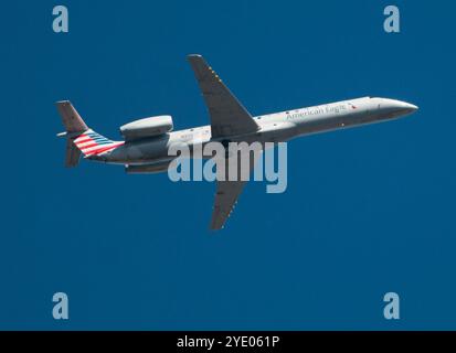 Ein Embraer ERJ 145, der von Piedmont Airlines für American Eagle betrieben wird, steigt in den Philadelphia International Airport ab. Stockfoto