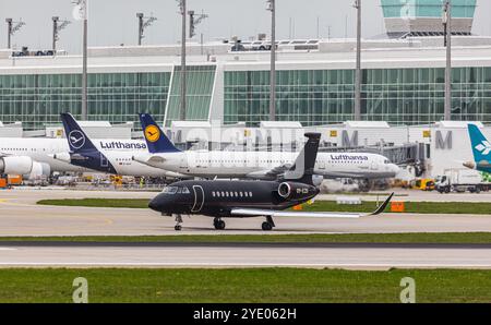 München, Deutschland, 9. April 2024: Ein Air Alsie Falcon 2000XLS Taxis zur Start- und Landebahn am Flughafen München. Registrierung OY-EZD. (Foto: Andreas Haas/dieBildm Stockfoto