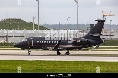 München, Deutschland, 9. April 2024: Ein Air Alsie Falcon 2000XLS Taxis zur Start- und Landebahn am Flughafen München. Registrierung OY-EZD. (Foto: Andreas Haas/dieBildm Stockfoto