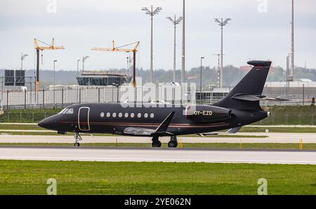 München, Deutschland, 9. April 2024: Ein Air Alsie Falcon 2000XLS Taxis zur Start- und Landebahn am Flughafen München. Registrierung OY-EZD. (Foto: Andreas Haas/dieBildm Stockfoto