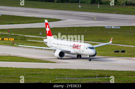 Zürich, Schweiz, 5. Mai 2024: Ein Swiss International Airlines Airbus A220-300 fährt mit dem Taxi zur Start- und Landebahn am Flughafen Zürich. Registrierung HB-JCD. (Foto b Stockfoto