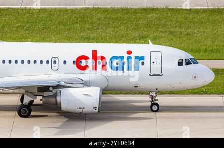 Zürich, Schweiz, 5. Mai 2024: Ein Airbus A319-112 von Chair Airlines Taxis zur Start- und Landebahn am Flughafen Zürich. Registrierung HB-JOJ. (Foto von Andrea Stockfoto