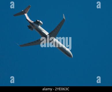 Ein Embraer ERJ 145, der von Piedmont Airlines für American Eagle betrieben wird, steigt in den Philadelphia International Airport ab. Stockfoto