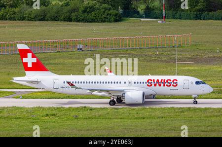 Zürich, Schweiz, 5. Mai 2024: Ein Swiss International Airlines Airbus A220-300 fährt mit dem Taxi zur Start- und Landebahn am Flughafen Zürich. Registrierung HB-JCD. (Foto b Stockfoto