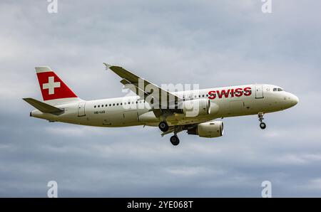 Zürich, Schweiz, 14. Juni 2024: Ein Swiss International Airlines Airbus A320-214 ist auf dem letzten Anflug auf die Start- und Landebahn 28 am Flughafen Zürich. Registrierung H Stockfoto