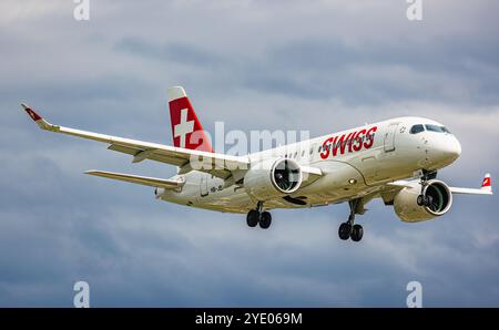 Zürich, Schweiz, 14. Juni 2024: Ein Swiss International Airlines Airbus A220-100 ist auf dem letzten Anflug auf die Start- und Landebahn 28 am Flughafen Zürich. Registrierung H Stockfoto