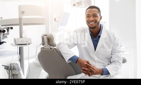 Hochqualifizierter junger Zahnarzt posiert in einer modernen Klinik Stockfoto