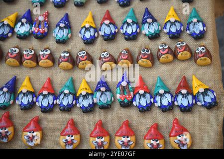 Nahaufnahme von hölzernen Souvenirs, die auf einem Straßenmarkt in Melfi, Basilicata - Italien verkauft werden Stockfoto