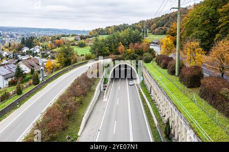 Flurlingen, Schweiz, 20. Oktober 2024: Vogelperspektive auf die Autobahn A4 und die ein- und Ausfahrt des Cholfirst-Tunnels. (Foto: Andreas Haas/d Stockfoto