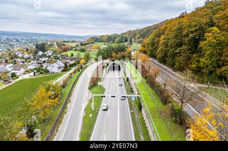 Flurlingen, Schweiz, 20. Oktober 2024: Vogelperspektive auf die Autobahn A4 und die ein- und Ausfahrt des Cholfirst-Tunnels. (Foto: Andreas Haas/d Stockfoto