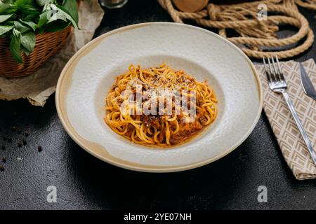 Klassische Spaghetti Bolognese mit Parmesan in eleganter Atmosphäre Stockfoto