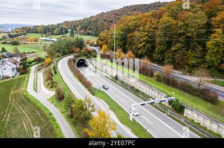 Flurlingen, Schweiz, 20. Oktober 2024: Vogelperspektive auf die Autobahn A4 und die ein- und Ausfahrt des Cholfirst-Tunnels. (Foto: Andreas Haas/d Stockfoto