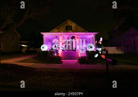 Feier, Usa. Oktober 2024. In den Hinterhöfen von Häusern in der Celebration, FL, Region, schaffen die Menschen schaurige Szenen mit aufblasbaren und leuchtenden Puppen für Halloween am Sonntag, den 28. Oktober 2024. (Foto: Ronaldo Silva/NurPhoto)0 Credit: NurPhoto SRL/Alamy Live News Stockfoto