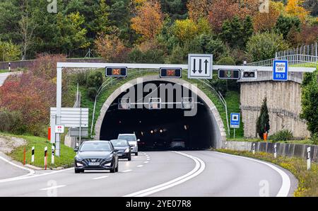 Flurlingen, Schweiz, 20. Oktober 2024: Ein- und Ausstieg des Cholfirsttunnels. Sie bildet den Übergang vom Kanton Schaffhausen zum c Stockfoto