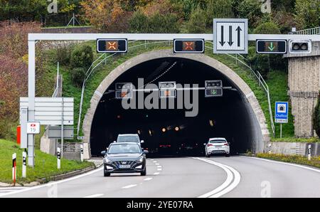 Flurlingen, Schweiz, 20. Oktober 2024: Ein- und Ausstieg des Cholfirsttunnels. Sie bildet den Übergang vom Kanton Schaffhausen zum c Stockfoto