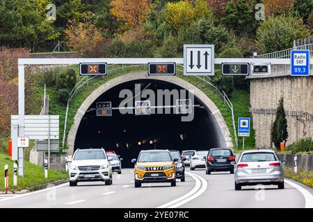 Flurlingen, Schweiz, 20. Oktober 2024: Ein- und Ausstieg des Cholfirsttunnels. Sie bildet den Übergang vom Kanton Schaffhausen zum c Stockfoto