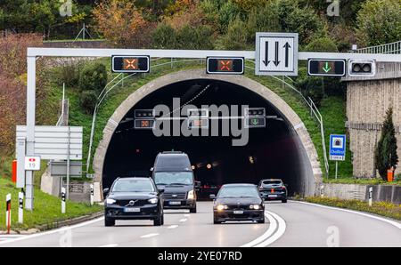 Flurlingen, Schweiz, 20. Oktober 2024: Ein- und Ausstieg des Cholfirsttunnels. Sie bildet den Übergang vom Kanton Schaffhausen zum c Stockfoto