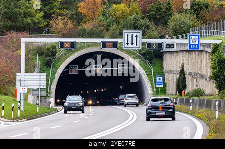 Flurlingen, Schweiz, 20. Oktober 2024: Ein- und Ausstieg des Cholfirsttunnels. Sie bildet den Übergang vom Kanton Schaffhausen zum c Stockfoto